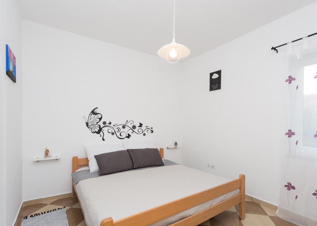 Lara - Apartment Near The Beach Vrbnik Luaran gambar